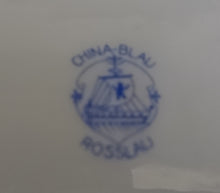 Lade das Bild in den Galerie-Viewer, UNTERTASSE - Porzellan, China Blau Goldrand Relief Dekor