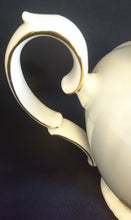 Lade das Bild in den Galerie-Viewer, KAFFEEKANNE MIT DECKEL - Porzellan, Goldrand Barock Dekor