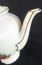 Lade das Bild in den Galerie-Viewer, KAFFEEKANNE MIT DECKEL - Porzellan, Goldrand Barock Dekor