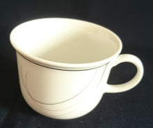 Lade das Bild in den Galerie-Viewer, KAFFEETASSE - Porzellan, Linien Kurven Striche Motiv Dekor