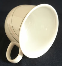 Lade das Bild in den Galerie-Viewer, KAFFEETASSE - Porzellan, Linien Kurven Striche Motiv Dekor