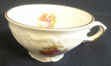 Lade das Bild in den Galerie-Viewer, UNTERTASSE - Porzellan, Goldrand Relief Barock Dekor