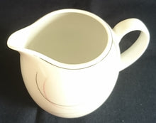 Lade das Bild in den Galerie-Viewer, MILCHKÄNNCHEN - Porzellan, Linien Kurven Striche Motiv Dekor