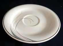 Lade das Bild in den Galerie-Viewer, UNTERTASSE - Porzellan, Linien Kurven Striche Motiv Dekor