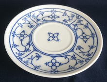 Lade das Bild in den Galerie-Viewer, UNTERTASSE - Porzellan, Indisch Blau Strohblumen Dekor