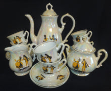 Lade das Bild in den Galerie-Viewer, MOCCA UNTERTASSE - Porzellan, Perlmutt Goldrand Rokoko Tanzpaar Motiv Dekor