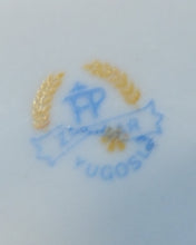 Lade das Bild in den Galerie-Viewer, MILCHKÄNNCHEN - Porzellan, Perlmutt Goldrand Rokoko Tanzpaar Motiv Dekor