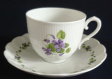 Lade das Bild in den Galerie-Viewer, 2er Set 3er TEEGEDECKE &quot;Viola&quot; - Porzellan, Flora Veilchen Blumenblüten Blatt Blätter Motiv Dekor
