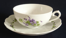 Lade das Bild in den Galerie-Viewer, 3er KAFFEEGEDECK &quot;Viola&quot; - Porzellan, Flora Veilchen Blumenblüten Blatt Blätter Motiv Dekor

