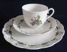 Lade das Bild in den Galerie-Viewer, 2er Set 3er KAFFEEGEDECKE &quot;Viola&quot; - Porzellan, Flora Veilchen Blumenblüten Blatt Blätter Motiv Dekor
