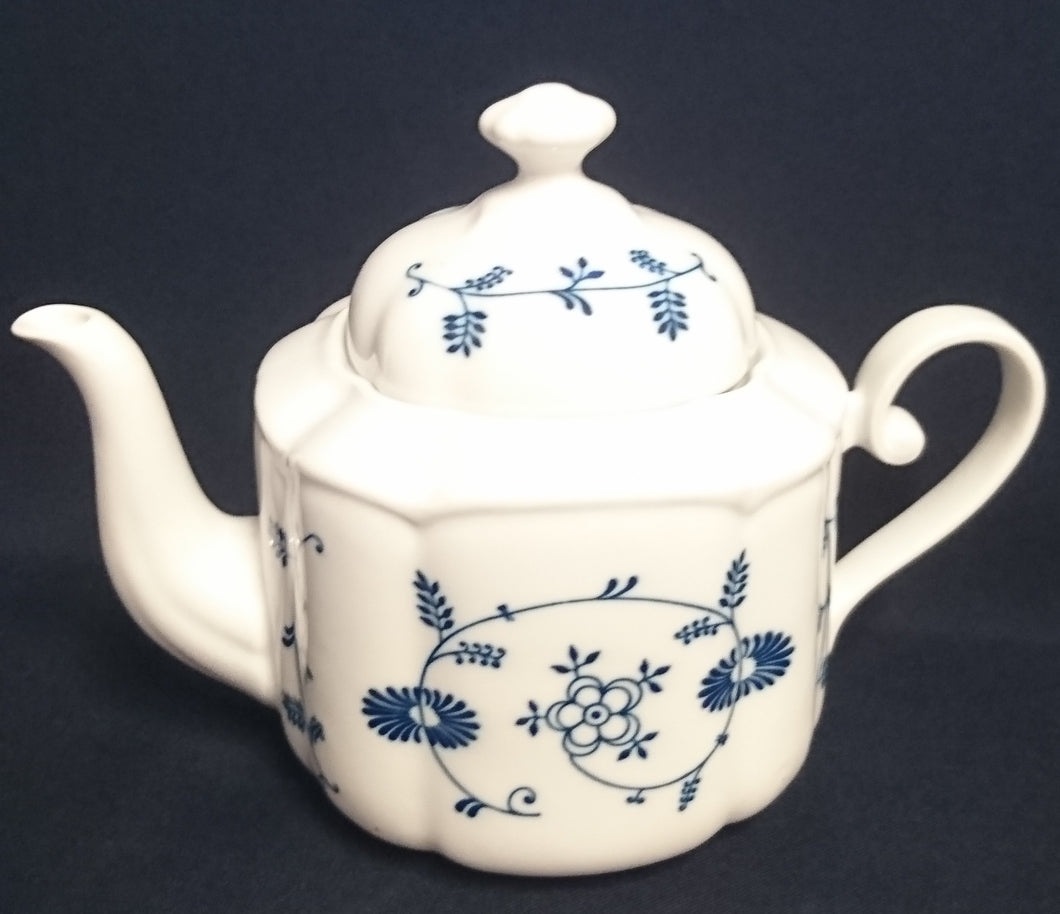TEEKANNE MIT DECKEL - Porzellan, Pflanzen Blatt Blätter Ranken Blüten Zwiebelmuster Art Motiv Dekor