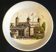 Lade das Bild in den Galerie-Viewer, SAMMELTELLERCHEN UNTERSETZER - Porzellan,  Burg Schloß Tower of London Motiv Aufschrift Motiv Dekor (BC)
