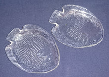 Lade das Bild in den Galerie-Viewer, 2er Set ABLAGESCHÄLCHEN - Hartglas, Fischform Schuppen Punkte Kreise Relief Motiv Dekor
