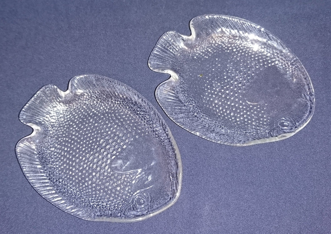 2er Set ABLAGESCHÄLCHEN - Hartglas, Fischform Schuppen Punkte Kreise Relief Motiv Dekor