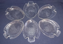 Lade das Bild in den Galerie-Viewer, 2er Set ABLAGESCHÄLCHEN - Hartglas, Fischform Schuppen Punkte Kreise Relief Motiv Dekor
