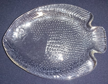 Lade das Bild in den Galerie-Viewer, 2er Set ABLAGESCHÄLCHEN - Hartglas, Fischform Schuppen Punkte Kreise Relief Motiv Dekor
