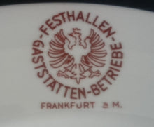 Lade das Bild in den Galerie-Viewer, 2er Set SPEISETELLER - Porzellan, Festhallen Gaststätten Betriebe Frankfurt aM Aufschrift Adler Motiv Dekor
