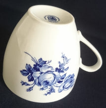 Lade das Bild in den Galerie-Viewer, TEETASSE &quot;Henriette&quot; - Porzellan Inglazed, Flora Rosenblumen Blüten Blatt Blätter Motiv Dekor
