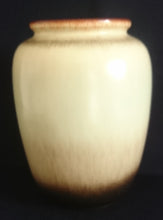 Lade das Bild in den Galerie-Viewer, BLUMENVASE - Keramik / Steingut, Senkrecht Farbverlaufendes Farben Motiv Dekor
