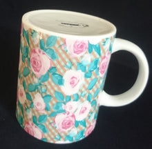 Lade das Bild in den Galerie-Viewer, KAFFEETASSE - Porzellan, Flora Blüten Blatt Blätter Rosenblumen Gartenbeet

