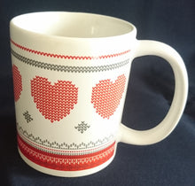 Lade das Bild in den Galerie-Viewer, KAFFEETASSE - Keramik / Steingut, Herz Stern Streifen Symbol Zeichen Motiv Dekor
