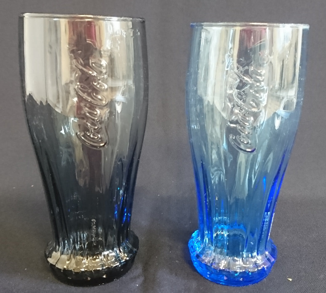 2er Set GETRÄNKEGLÄSER COCA COLA - Hartglas, Halbe Flaschen Kronkorken Form Relief Schriftzug Motiv Dekor (BC)