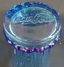 Lade das Bild in den Galerie-Viewer, 2er Set GETRÄNKEGLÄSER COCA COLA - Hartglas, Halbe Flaschen Kronkorken Form Relief Schriftzug Motiv Dekor (BC)
