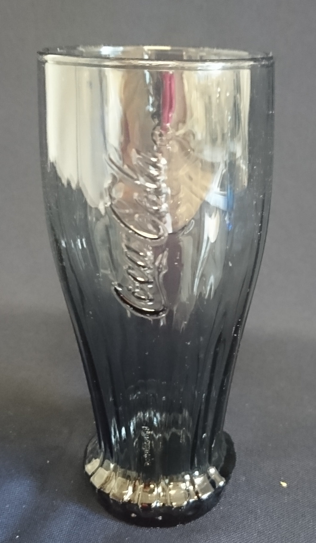 GETRÄNKEGLAS COCA COLA - Hartglas, Halbe Flaschen Kronkorken Form Relief Schriftzug Motiv Dekor