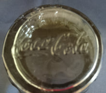 Lade das Bild in den Galerie-Viewer, GETRÄNKEGLAS COCA COLA - Hartglas, Halbe Flaschen Kronkorken Form Relief Schriftzug Motiv Dekor
