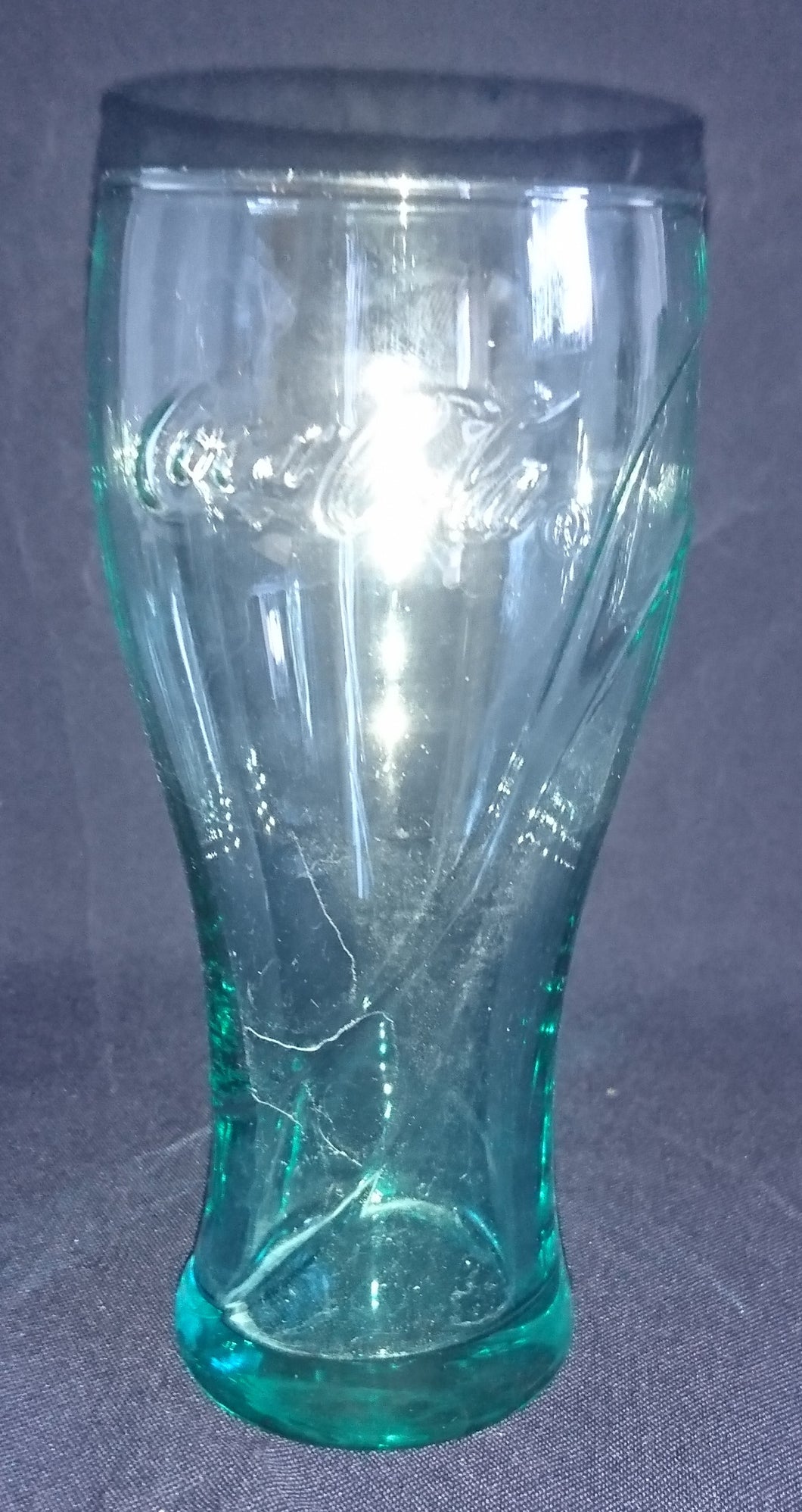 GETRÄNKEGLAS COCA COLA - Hartglas, Schräge Linien Streifen Coca Cola Relief Aufschrift Motiv Dekor