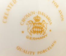 Lade das Bild in den Galerie-Viewer, KAFFEEKANNE MIT DECKEL &quot;Created Exclusively for AVON&quot; - Porzellan, Goldrand Linien Winterschnee Haus Scheune Bauernhof Baum Bäume Landschaft Motiv Dekor (BC)
