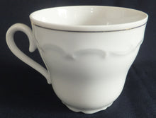 Lade das Bild in den Galerie-Viewer, 2er Set KAFFEETASSEN &quot;Created Exclusively for AVON&quot; - Porzellan, Goldrand Linien Winterschnee Haus Scheune Bauernhof Baum Bäume Landschaft Motiv Dekor

