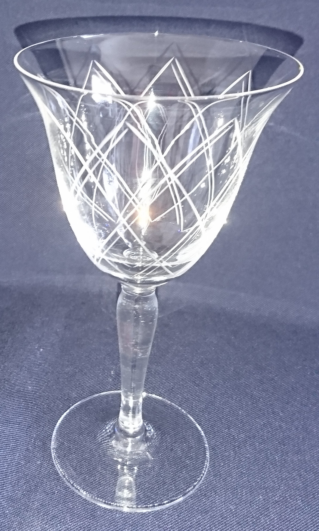 WEIßWEIN~ GETRÄNKEGLAS - Hartglas, Geschliffen Linien Streifen Karo Motiv Dekor