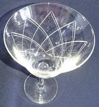Lade das Bild in den Galerie-Viewer, WEIßWEIN~ GETRÄNKEGLAS - Hartglas, Geschliffen Linien Streifen Karo Motiv Dekor
