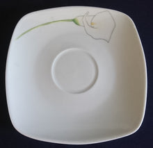 Lade das Bild in den Galerie-Viewer, 2er Set UNTERTASSEN &quot;Calla&quot; - Porzellan, Kanten Ovales Flora Blumenblüten Motiv Dekor
