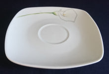 Lade das Bild in den Galerie-Viewer, 2er Set UNTERTASSEN &quot;Calla&quot; - Porzellan, Kanten Ovales Flora Blumenblüten Motiv Dekor

