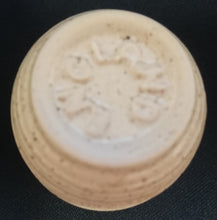 Lade das Bild in den Galerie-Viewer, EIERBECHER - Keramik / Steingut, Waagerechtes Linien Gestreiftes Relief Motiv Dekor
