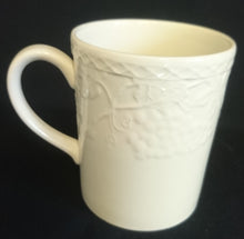 Lade das Bild in den Galerie-Viewer, KAFFEETASSE - Keramik / Steingut, Flora Obst Weintrauben Birnen Blatt Blüten Abstrakt Rand Relief Motiv Dekor
