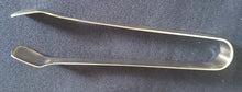 Lade das Bild in den Galerie-Viewer, ZUCKERWÜRFEL ZANGE - Inox / Edelstahl, Linien Streifen Striche Relief Motiv Dekor
