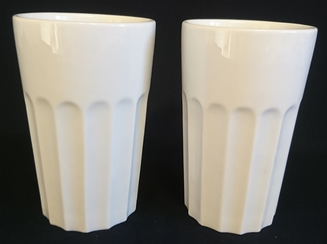 2er Set KAFFEE~ GETRÄNKEBECHER - Porzellan, Senkrechte Balken Säulen Linien Relief Motiv Dekor