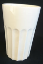Lade das Bild in den Galerie-Viewer, 2er Set KAFFEE~ GETRÄNKEBECHER - Porzellan, Senkrechte Balken Säulen Linien Relief Motiv Dekor
