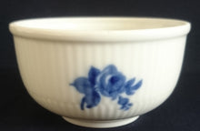 Lade das Bild in den Galerie-Viewer, ZUCKERDOSE OHNE DECKEL &quot;Residenz&quot; - Porzellan, Flora Rosenblumen Blüten Blatt Blätter Striche Linien Relief Motiv Dekor
