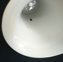 Lade das Bild in den Galerie-Viewer, BLUMENVASE - Porzellan, Flora Blumenblüten Pflanzen Ranken Goldrand Motiv Dekor
