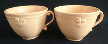 Lade das Bild in den Galerie-Viewer, KAFFEETASSE &quot;Genevieve Lethu&quot; - Keramik / Steingut, Rosa Gesprenkeltes Punkte Rand Linien Abstrakt Motiv Dekor
