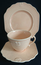 Lade das Bild in den Galerie-Viewer, KAFFEETASSE &quot;Genevieve Lethu&quot; - Keramik / Steingut, Rosa Gesprenkeltes Punkte Rand Linien Abstrakt Motiv Dekor
