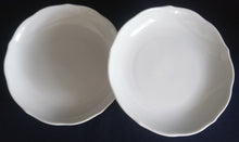 Lade das Bild in den Galerie-Viewer, 2er Set 2er SUPPENTASSEN GEDECKE - Porzellan, Einfärbiges Gastronomisches Relief Motiv Dekor
