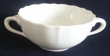 Lade das Bild in den Galerie-Viewer, 2er Set 2er SUPPENTASSEN GEDECKE - Porzellan, Einfärbiges Gastronomisches Relief Motiv Dekor
