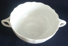 Lade das Bild in den Galerie-Viewer, 2er Set 2er SUPPENTASSEN GEDECKE - Porzellan, Einfärbiges Gastronomisches Relief Motiv Dekor
