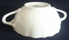Lade das Bild in den Galerie-Viewer, 2er Set 2er SUPPENTASSEN GEDECKE - Porzellan, Einfärbiges Gastronomisches Relief Motiv Dekor
