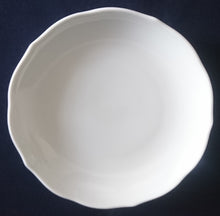 Lade das Bild in den Galerie-Viewer, 2er Set 2er SUPPENTASSEN GEDECKE - Porzellan, Einfärbiges Gastronomisches Relief Motiv Dekor
